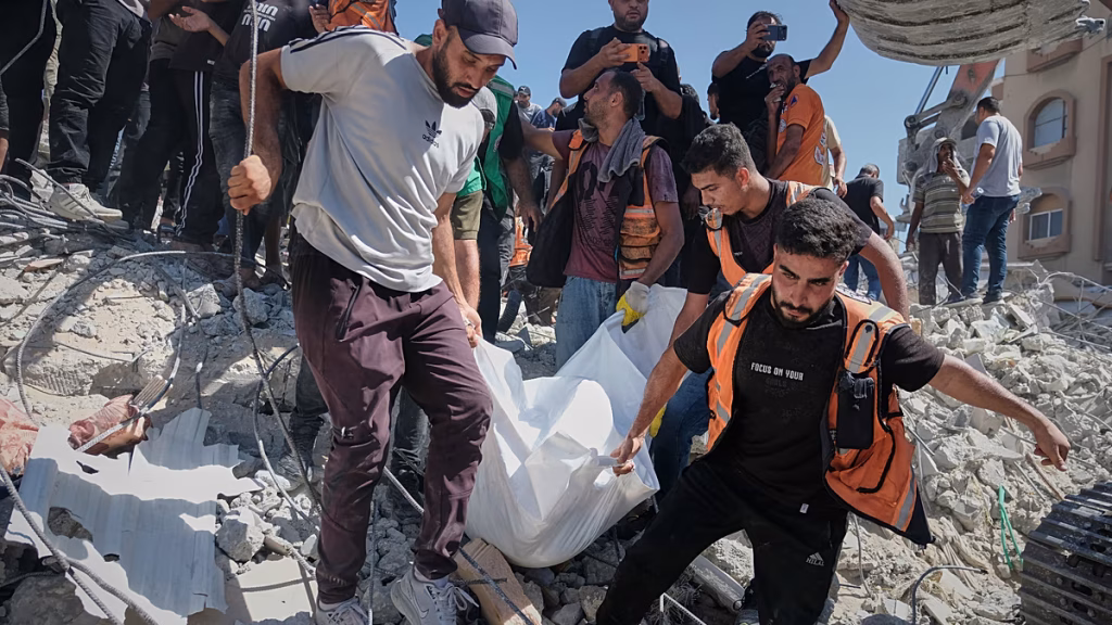 El derrumbe de un edificio en Gaza deja 21 muertos, entre ellos 11 niños