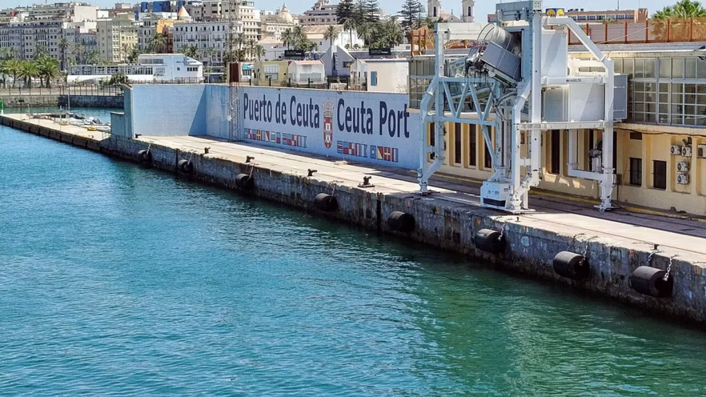 El Gobierno central de España toma el puerto de Ceuta para alojar 1.000 inmigrantes
