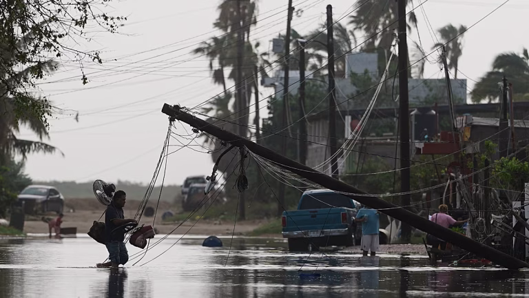 El huracán Polo golpea México: fuertes vientos e inundaciones en Baja California Sur