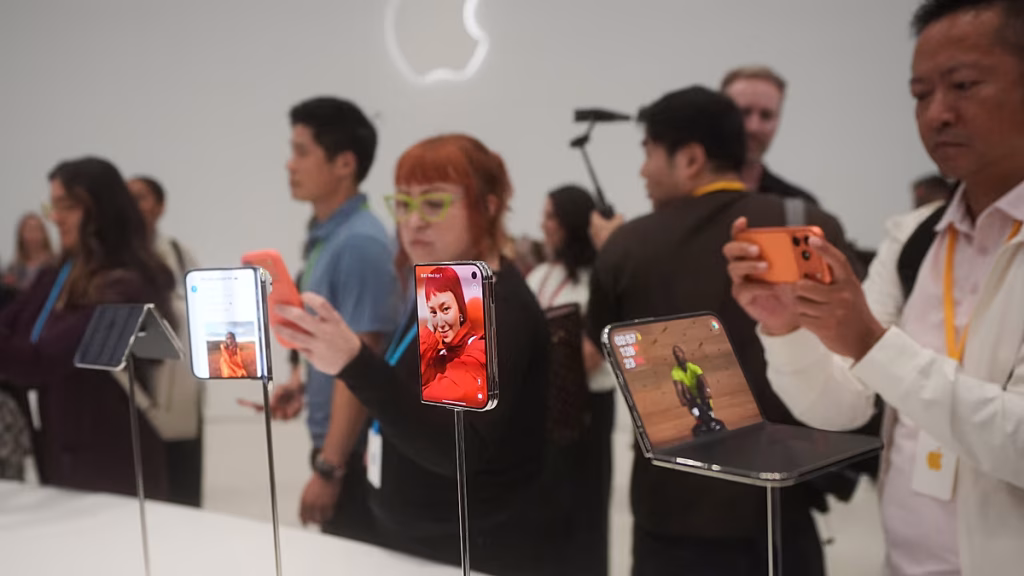 El nuevo CEO de Apple presenta los últimos iPhone y su primer Duo plegable