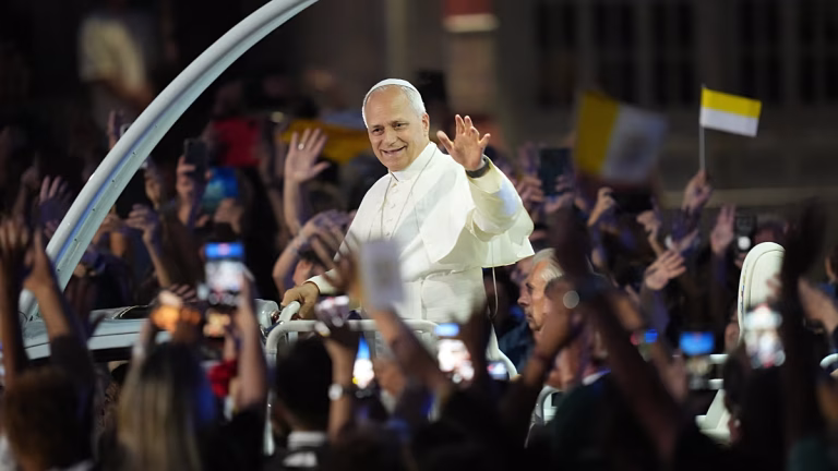 El papa León XIV congrega a 800.000 fieles en París antes de la emotiva peregrinación a Lourdes
