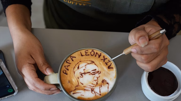 El Papa León XIV inspira cafés con arte antes de su visita a Latinoamérica