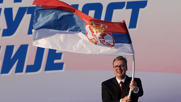 El PPE sopesa expulsar al partido de Vučić tras su homenaje al criminal de guerra Mladić