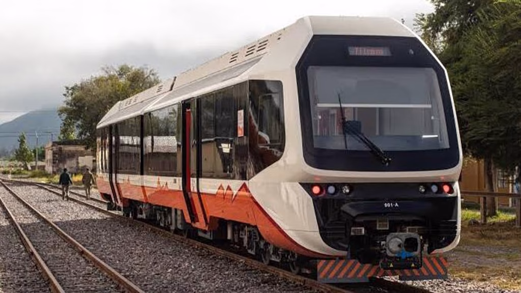El primer tren solar de Argentina funciona con baterías cargadas por el sol andino