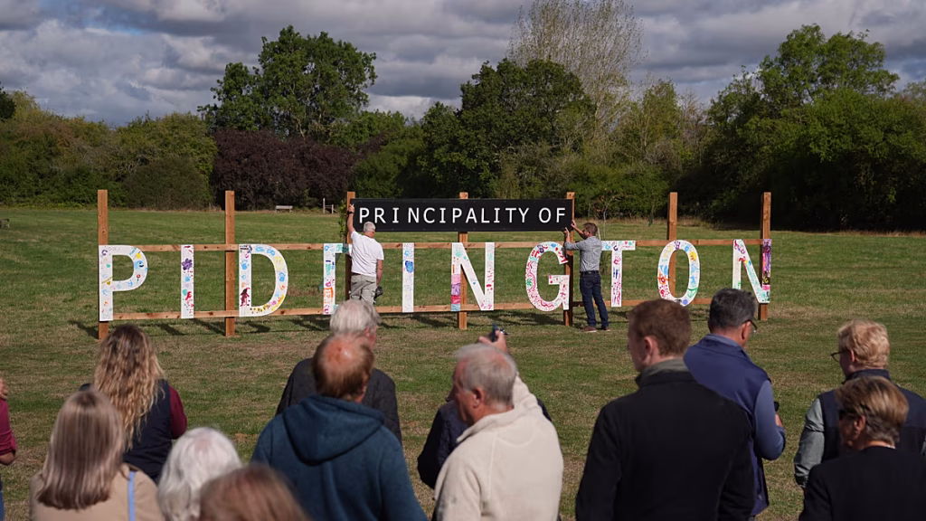 El pueblo de Piddington vota “separarse” del Reino Unido tras la decisión de alojar un centro de asilo