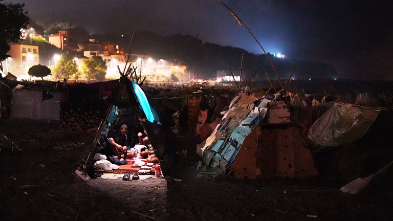El puerto de Ceuta se desborda mientras miles de inmigrantes vuelven a acampar en las playas