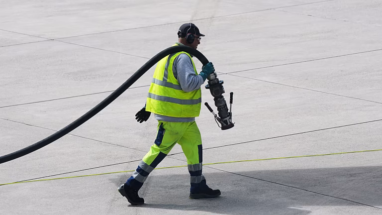 Europa podría evitar escasez mayor de queroseno, pero los aeropuertos pequeños siguen en riesgo