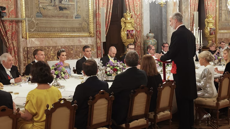 Felipe VI aborda la crisis “inaceptable” en Ceuta frente a Macron y Sánchez: “No lo podemos afrontar solos”