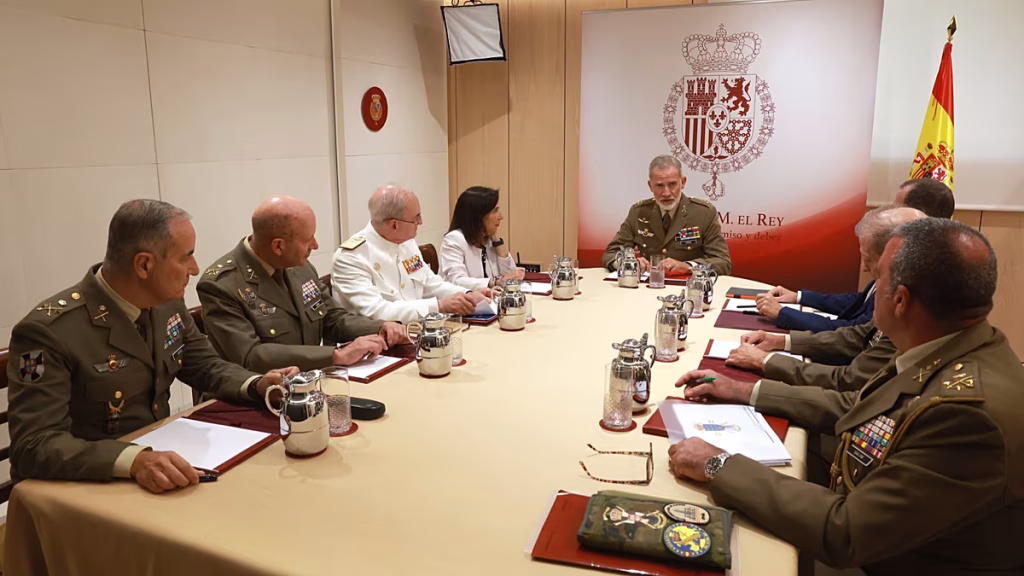 Felipe VI analiza con Defensa la situación y el despliegue en Ceuta