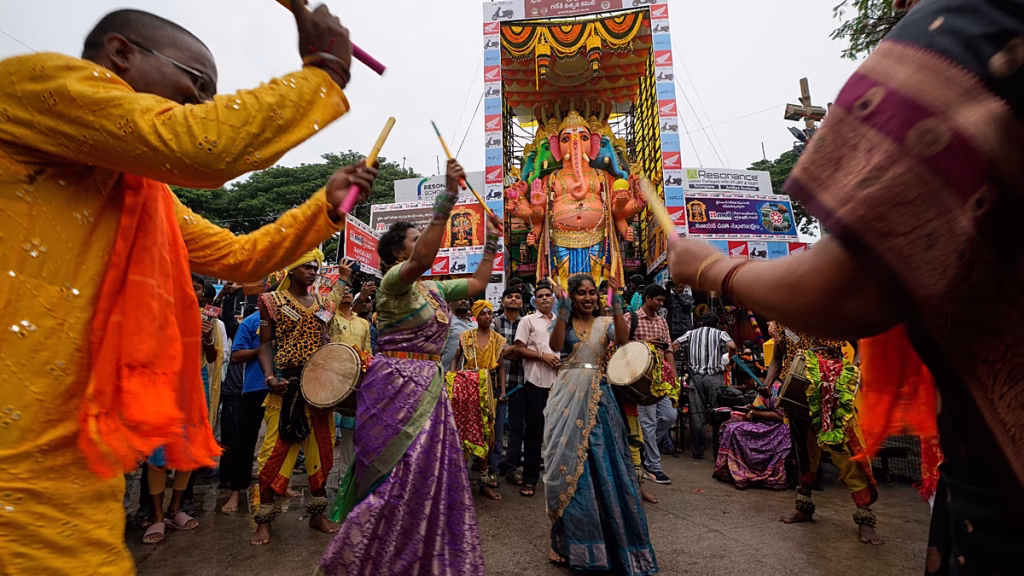 Fieles acuden masivamente a Mumbai y Hyderabad al inicio de Ganesh Chaturthi