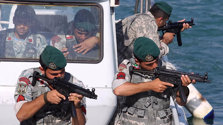 Irán advierte que ningún petrolero está a salvo en Ormuz y presume de armamento