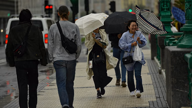 La AEMET prevé lluvias, viento y un brusco descenso térmico por una borrasca en el arranque de la semana