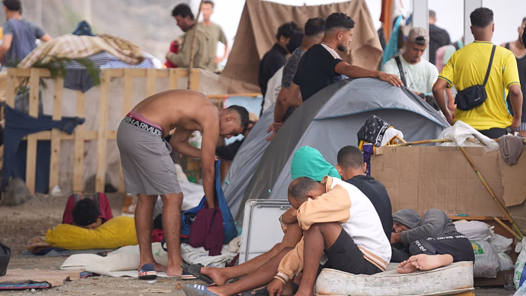 La Audiencia Nacional rechaza paralizar la instalación de carpas para inmigrantes en el puerto de Ceuta