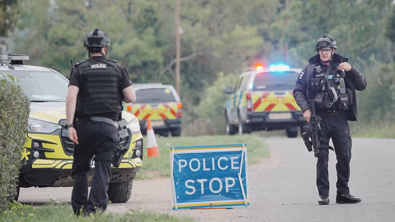 La Policía británica detiene a 5 personas cerca de una base militar bajo sospecha de preparar un atentado