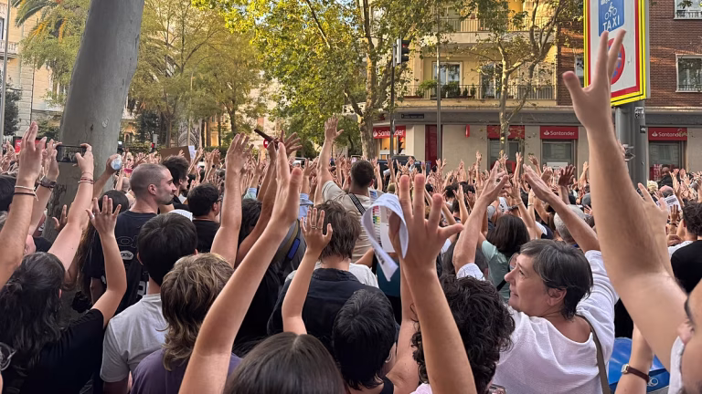 La Policía carga contra los manifestantes en Madrid durante las protestas por el desahucio de Maricarmen