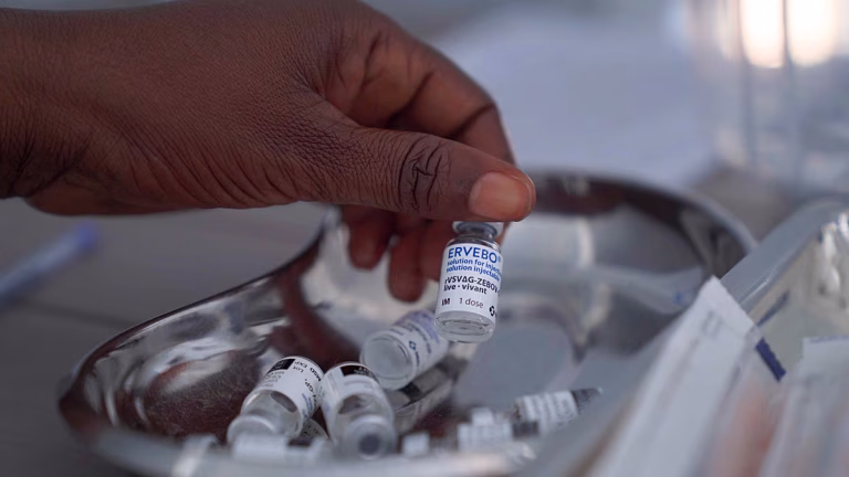 La UE envía expertos al Congo por el brote de ébola, el país recibe vacunas para ensayos clínicos
