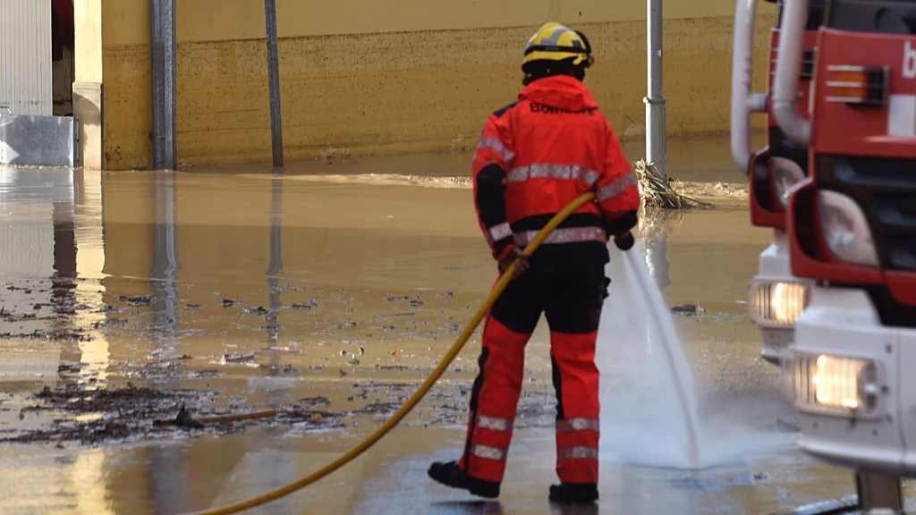 Las lluvias torrenciales inundan Valencia y Cataluña, muere un conductor