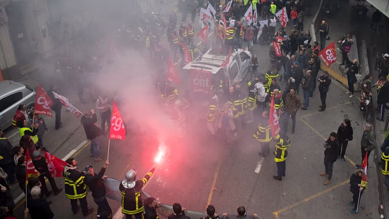 Los Bomberos protestan en la Torre Eiffel para exigir más recursos