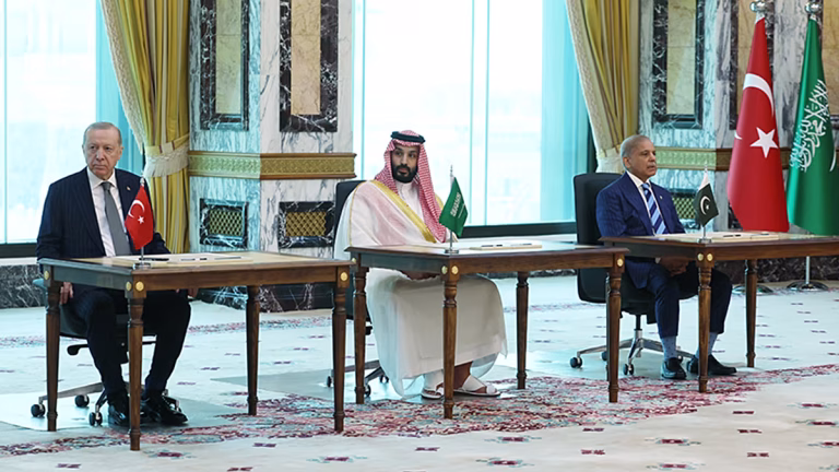 Los jefes militares de Turquía, Pakistán y Arabia Saudí se reúnen frente al avance de los hutíes