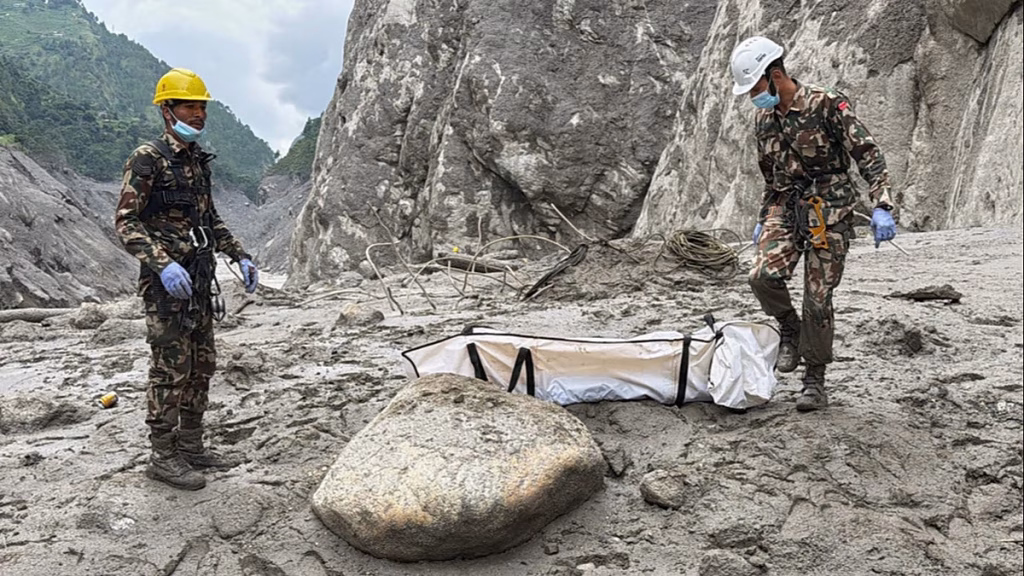 Los muertos sobrepasan el millar en Nepal mientras continúa la polémica por las fosas de los no identificados