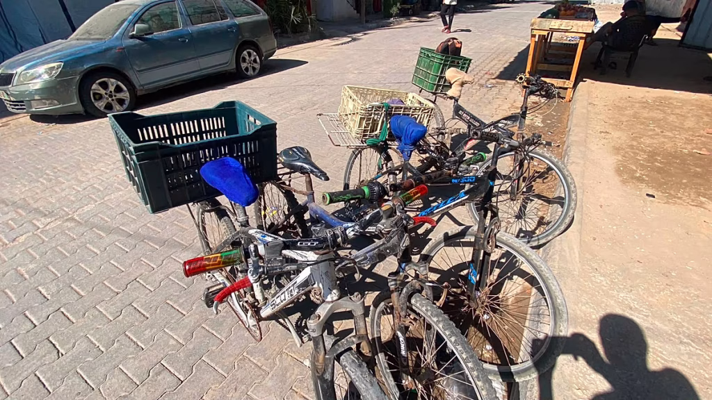 Los repartidores de Gaza recurren a la bicicleta tras la falta de combustible y el destrozo de las vías