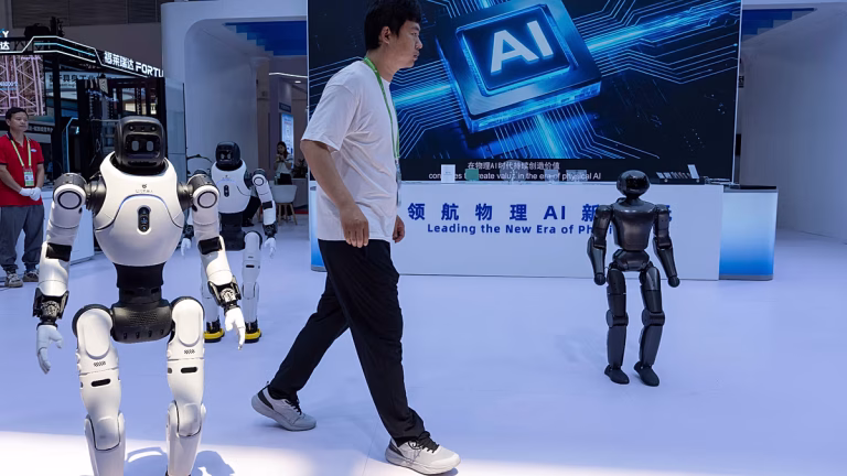 Los robots humanoides se enfrentan en la noche de combate de Shanghái