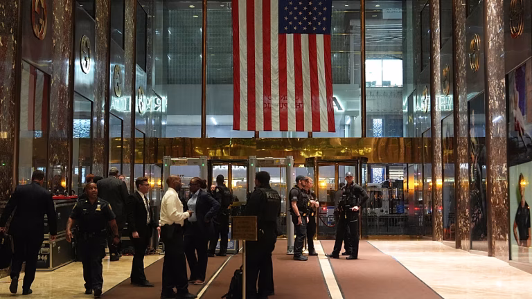 Macron recorre a pie las concurridas calles de Nueva York hasta la Trump Tower