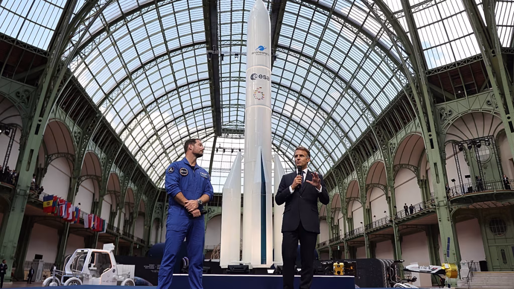 Macron y von der Leyen piden reforzar el sector espacial europeo ante más riesgos de seguridad