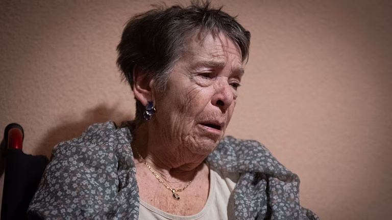 Maricarmen podrá volver a su casa tras el desahucio, pero la acampada en Sol continuará