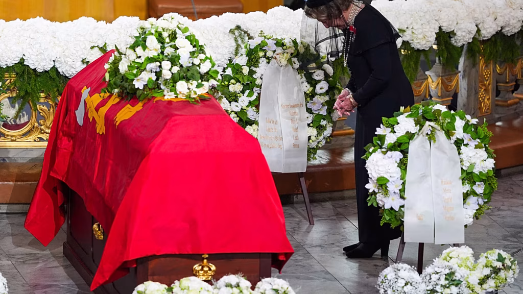 Noruega se despide del rey Harald V mientras la multitud se reúne en Oslo