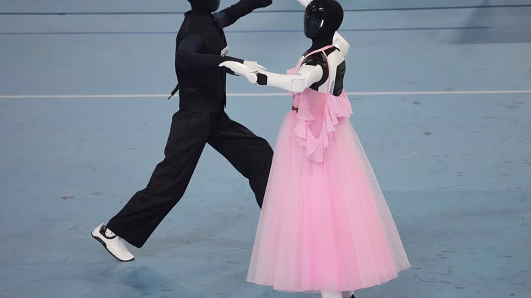 Robots humanoides se suman a los bailarines en la apertura de WorldSkills en Shanghái
