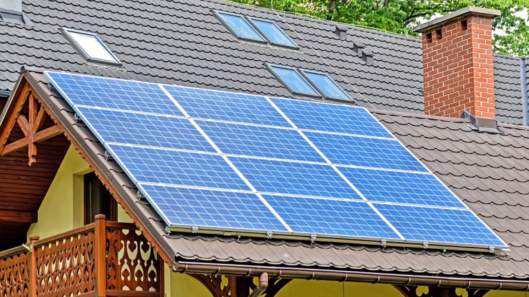 “Salario solar”, cuánto reducen las placas tu factura de la luz incluso con cielos grises