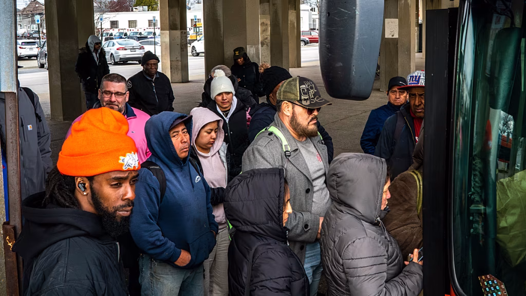 Solo el 20% de los latinos en EE.UU. siente alcanzar el sueño americano, aunque crece el optimismo migrante