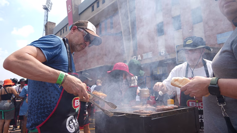 Sudáfrica enciende la mayor barbacoa del mundo para lograr un récord Guinness