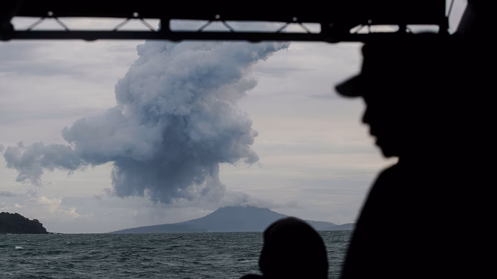 Suspensión masiva de vuelos en el principal aeropuerto de Indonesia por la erupción de un volcán