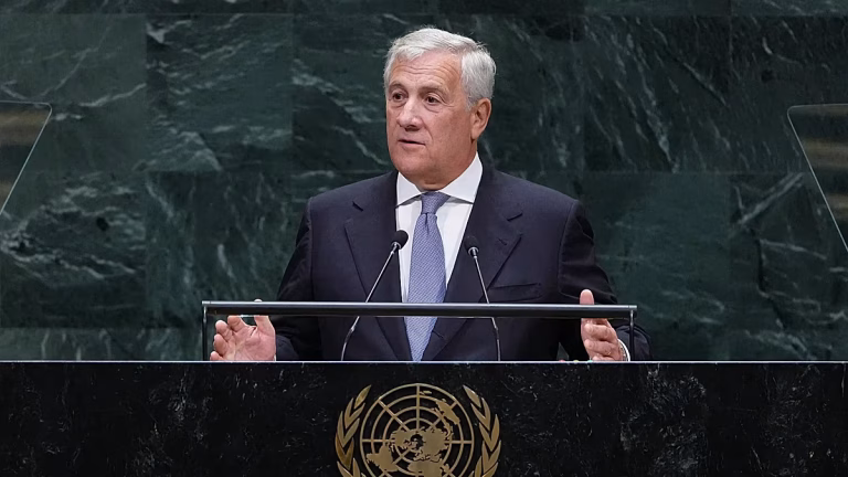 Tajani, en la polémica por las “faldas largas”, blanco de memes y prensa internacional