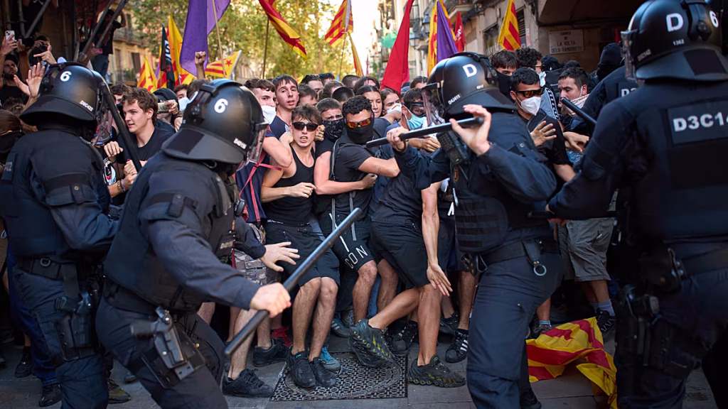 Tensión entre independentistas: al menos 3 detenidos y un fotoperiodista agredido horas antes de la Diada