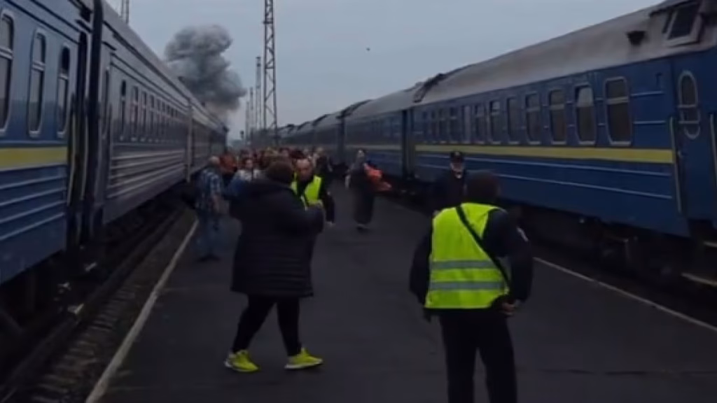 Un dron ruso impacta contra un tren de pasajeros rumbo a Varsovia, a 2 km de la frontera con Polonia