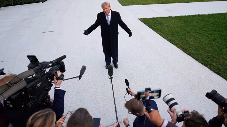 Un juez ordena reinstaurar el acceso a la Casa Blanca a ‘CNN’, ‘MS Now’ y ‘Politico’ tras el veto de Trump