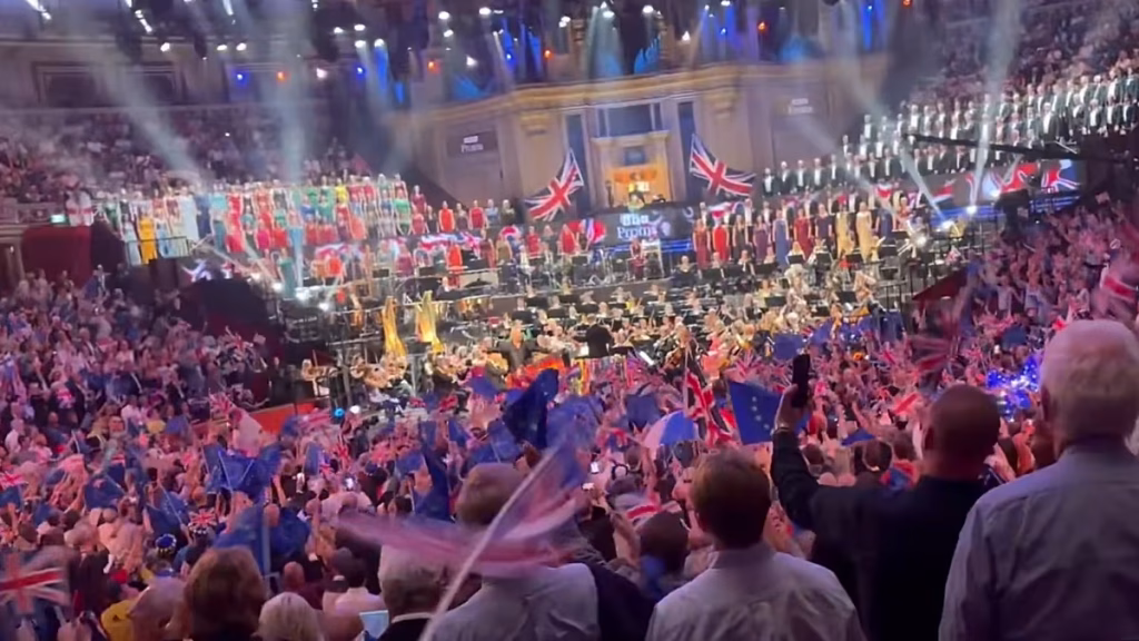 Un mar de banderas de la UE parece superar a las británicas en la ‘Last Night of the Proms’ de la ‘BBC’