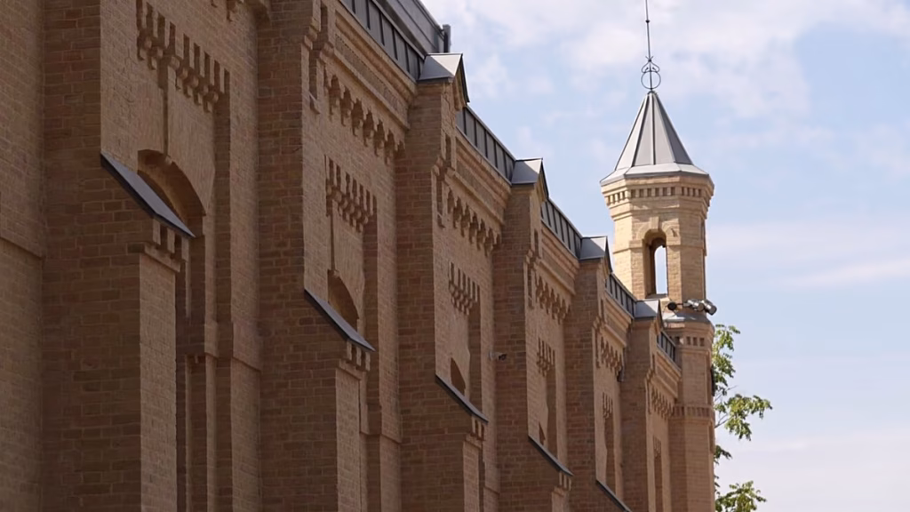 Uzbekistán convierte una antigua estación de 1912 en su primer centro de arte contemporáneo