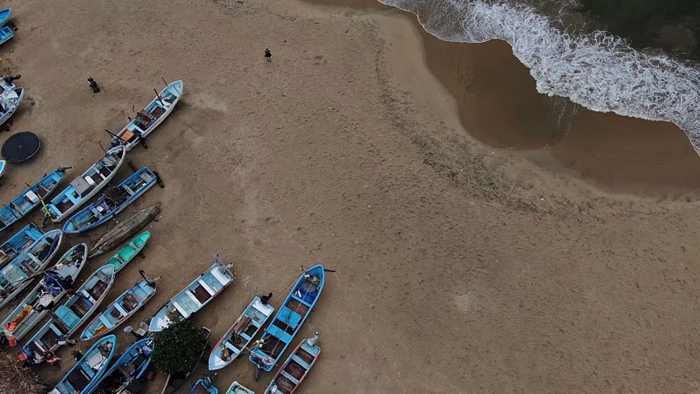 Vecinos de Acapulco luchan contra el oleaje para salvar una lancha durante el huracán Polo
