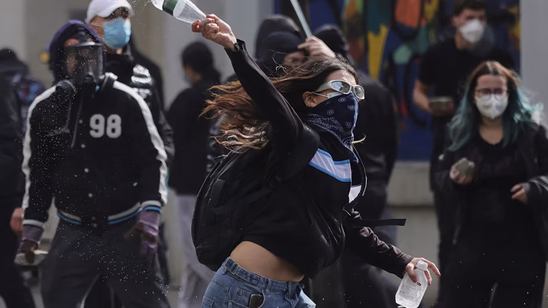 Albania: las protestas violentas sacuden Tirana por tercer día seguido