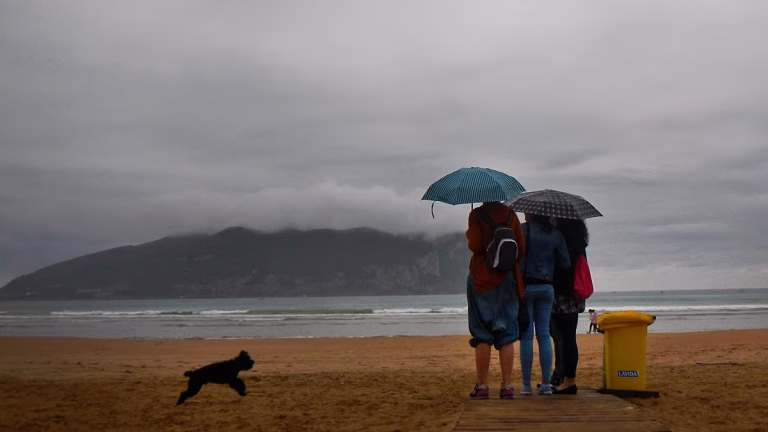 Alerta roja en el este de España por previsión de lluvias de hasta 250 litros por metro cuadrado