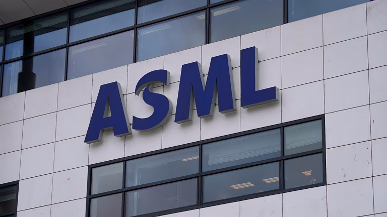 ASML logra ventas récord de 11,7 mil millones pero advierte que no puede cubrir la demanda de IA