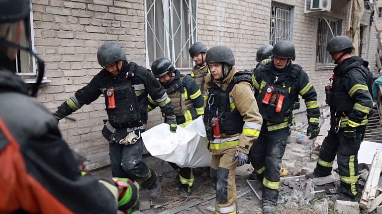 Bombardeos en Zaporiyia dejan 17 muertos mientras Rusia recrudece sus ataques en Ucrania