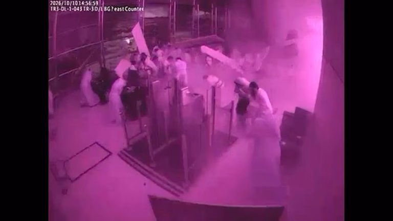 Cámaras de seguridad captan el impacto en el aeropuerto Rey Khalid de Riad
