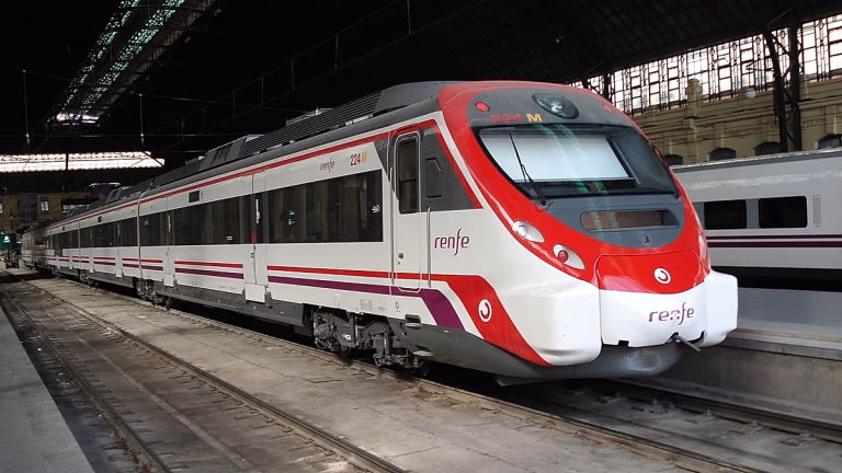 Caos ferroviario por la alerta roja: Renfe suspende Cercanías y otros trenes en Valencia