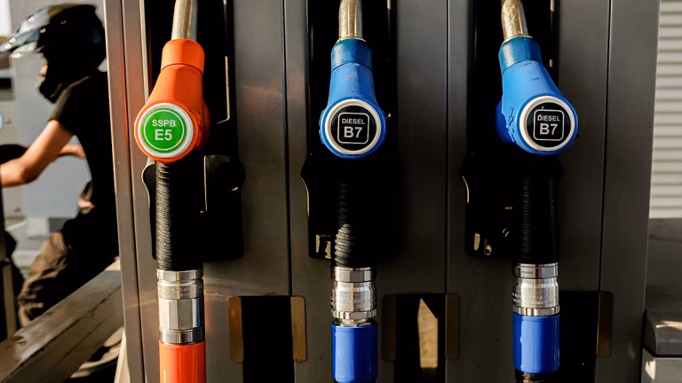 Carburantes en Italia: acaban las rebajas fiscales, sube el diésel y el transporte amenaza huelgas