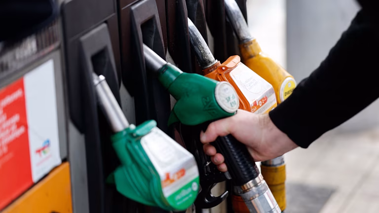 Carburantes: Sébastien Lecornu promete una rebaja de 10 euros por cada depósito
